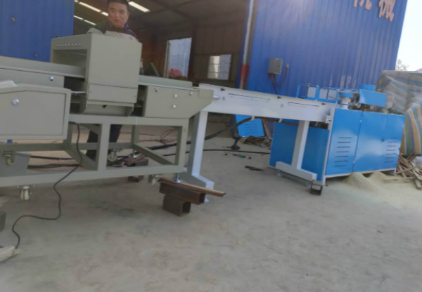 全自動(dòng)舊方木多片鋸.jpg 全自動(dòng)舊方木多片鋸.jpg